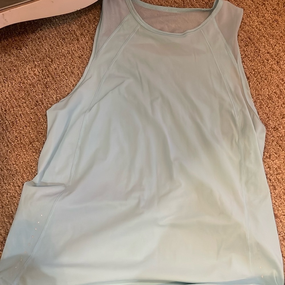 Lululemon tank excellent condition approximate 6 since I’m a 6.